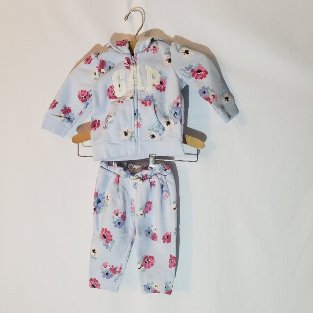 Sold🌿 Baby Bear Gap Logo Zip Hoodie and sweatpants set size 6-12 months